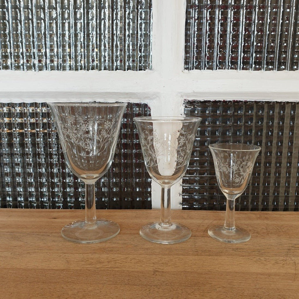 Lot de 4 verres à vin cuit sur pied de forme tulipe décor volutes et croix - 3 lots en stock - Hello Broc