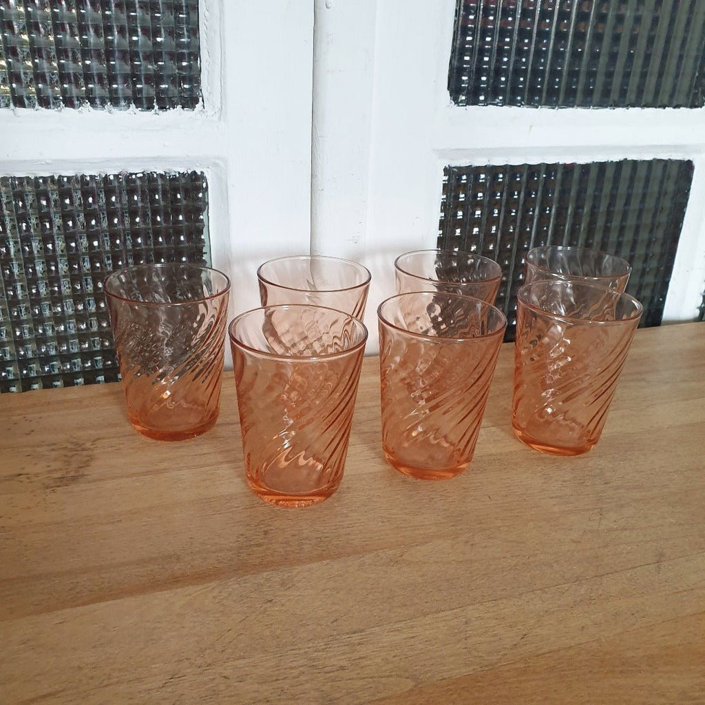 Lot de 7 verres à eau forme gobelet en verre moulé rose Rosaline