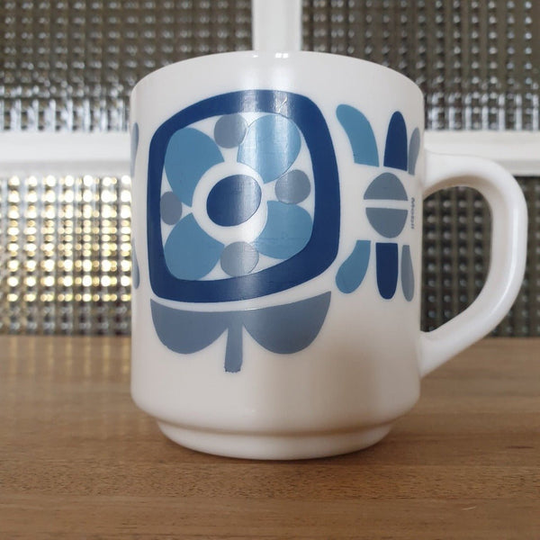Mug / tasse vintage Arcopal Mobil années 70 décor bleu - Hello Broc