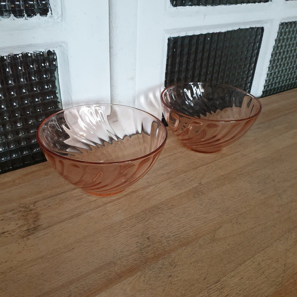 Paire de bols en verre moulé torsadé rose Arcoroc - 3 en stock - Hello Broc
