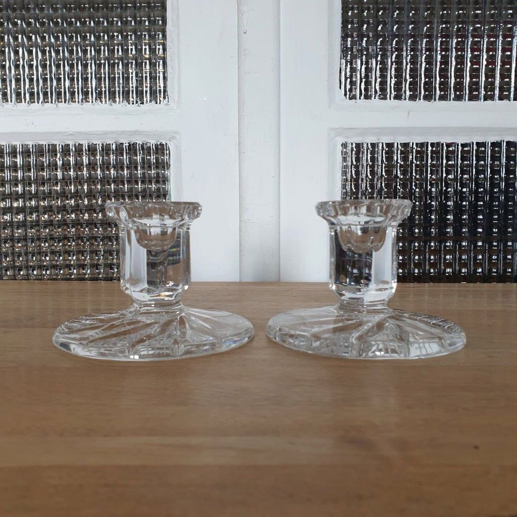 Paire de bougeoirs en cristal de Bohème moulé et creusé par Hello Broc brocante en ligne
