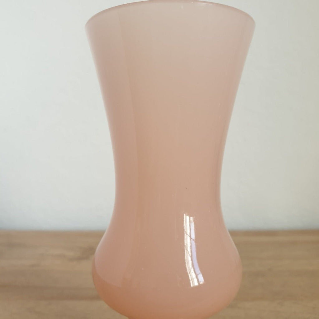 Petit vase sur pied en verre opalin rose légèrement dégradé - Hello Broc