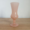 Petit vase sur pied en verre opalin rose légèrement dégradé - Hello Broc