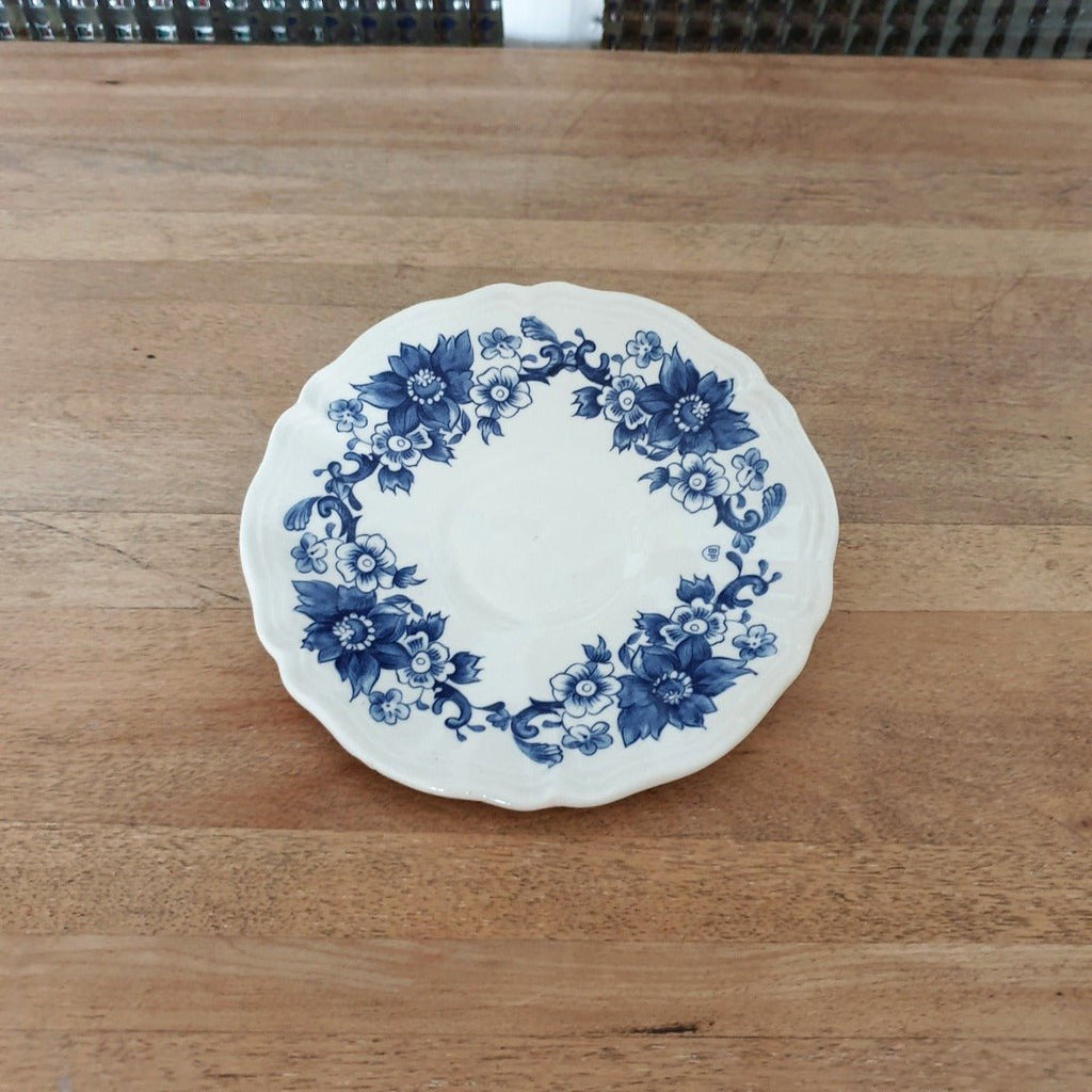 Sous-tasse en faïence de Sarreguemines décor Derby fleurs bleues - Hello Broc