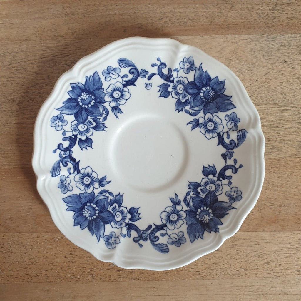 Sous-tasse en faïence de Sarreguemines décor Derby fleurs bleues - Hello Broc