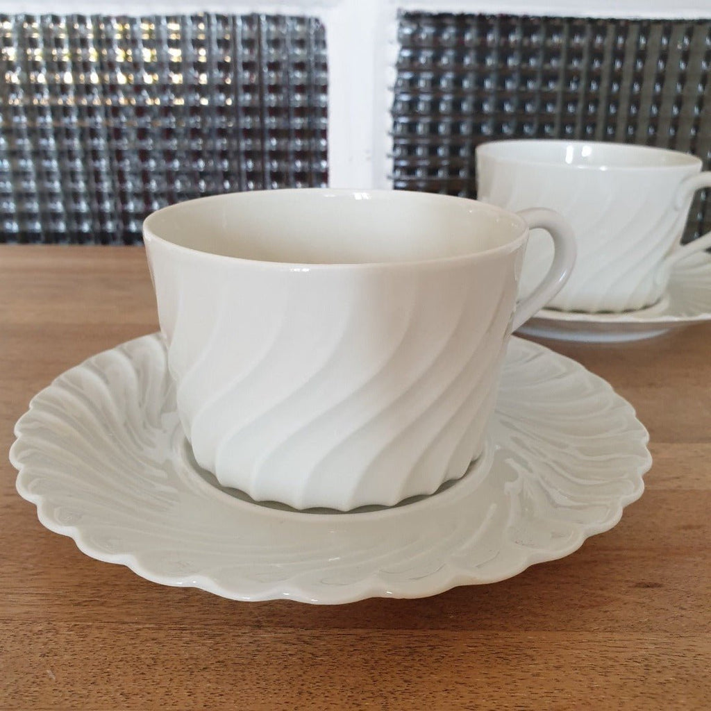 Tasse à thé et sous-tasse coordonnée en porcelaine blanche de Limoges Haviland modèle Torse - Hello Broc