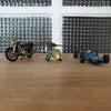 Trio de véhicules miniatures : auto de course, moto et hélicoptère - Hello Broc